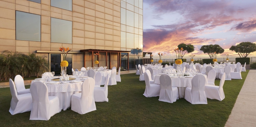 Imagen de los exteriores del Hotel The Leela Ambience Gurugram and Residences. Foto 9