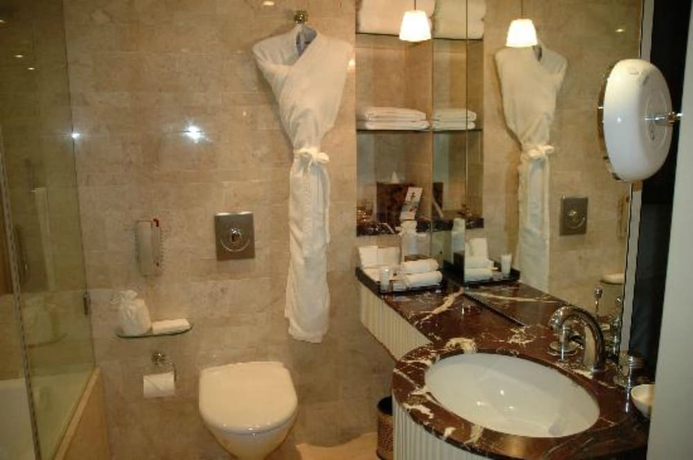 Imagen de la habitación del Hotel The Leela Mumbai. Foto 11