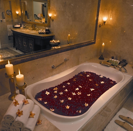 Imagen de la habitación del Hotel The Leela Palace Bengaluru. Foto 9