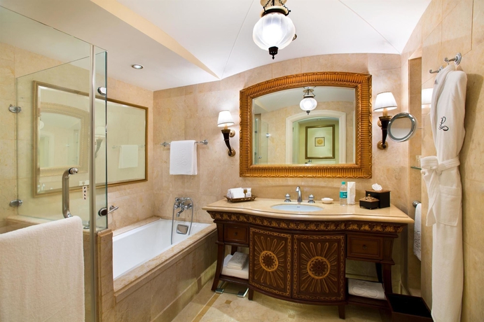 Imagen de la habitación del Hotel The Leela Palace Bengaluru. Foto 11