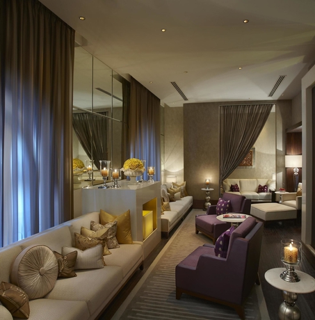 Imagen de la piscina del Hotel The Leela Palace New Delhi. Foto 12