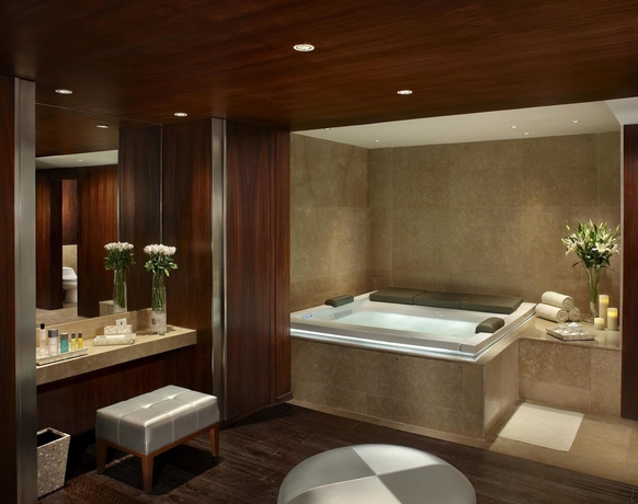 Imagen de la piscina del Hotel The Leela Palace New Delhi. Foto 13