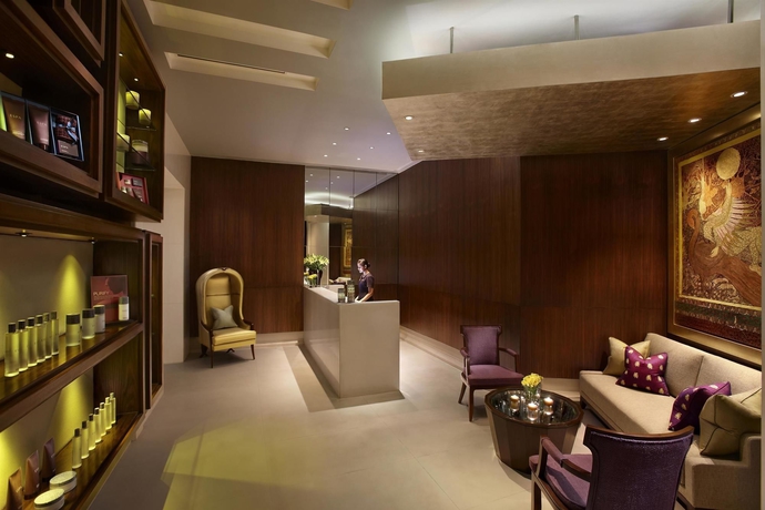 Imagen de la piscina del Hotel The Leela Palace New Delhi. Foto 15