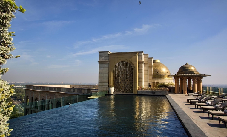 Imagen de la piscina del Hotel The Leela Palace New Delhi. Foto 16