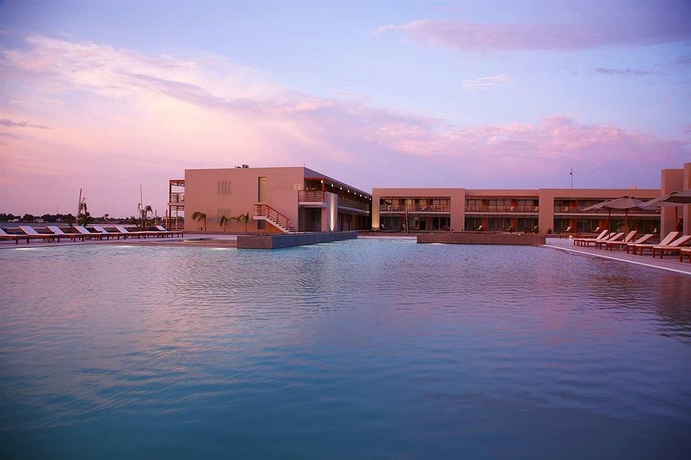 Imagen de la piscina del Hotel The Legend Paracas Resort. Foto 12