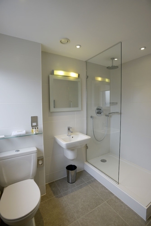 Imagen de la habitación del Hotel The Lensbury Resort. Foto 7