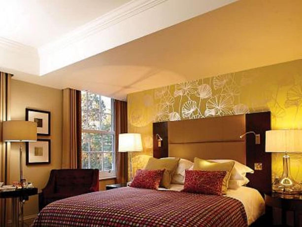 Imagen de la habitación del Hotel The Lensbury Resort. Foto 10