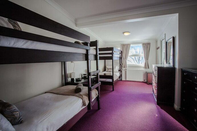 Imagen de la habitación del Hotel The Lions Lair. Foto 16