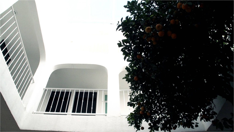 Imagen de los exteriores del Hotel The Lit 13. Foto 4