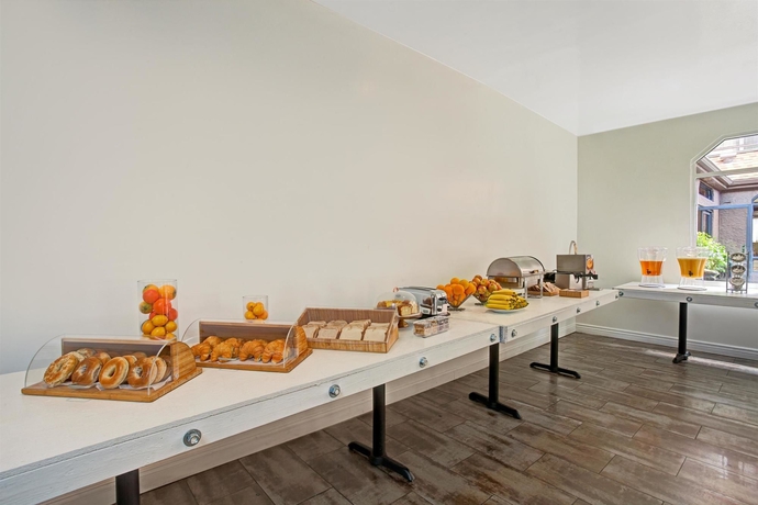 Imagen del bar/restaurante del Hotel The Live. Foto 2