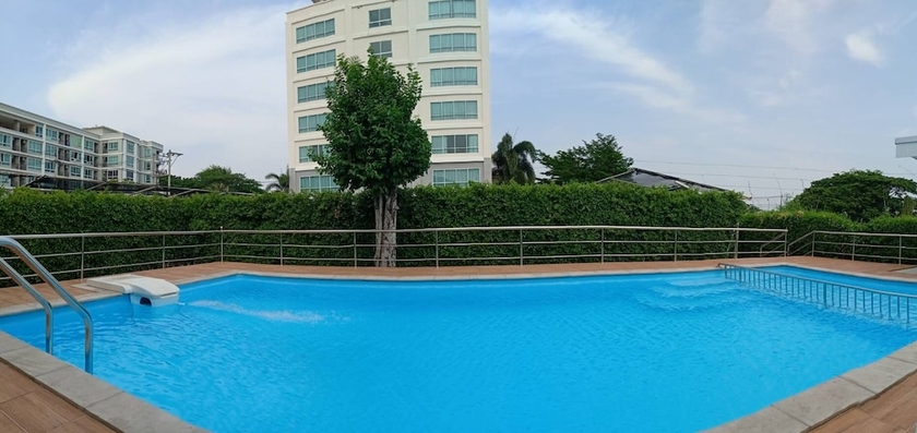 Imagen de la piscina del Hotel The Living Hills. Foto 16
