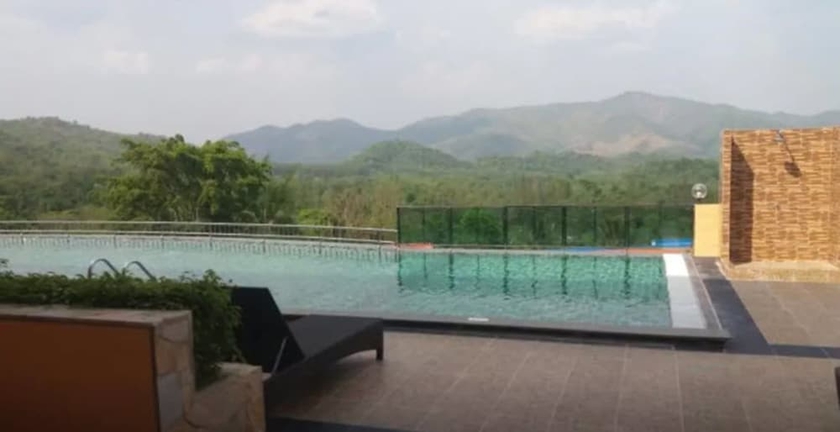 Imagen de la piscina del Hotel The Location. Foto 17