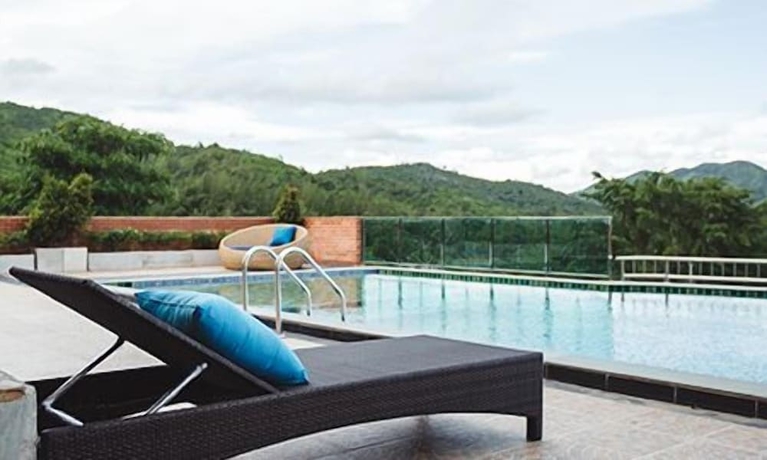 Imagen de la piscina del Hotel The Location. Foto 19