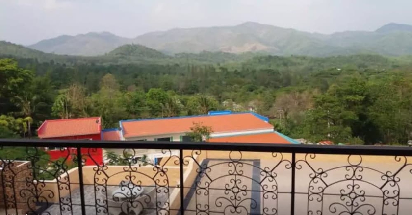 Imagen de los exteriores del Hotel The Location, Suan Phueng. Foto 15