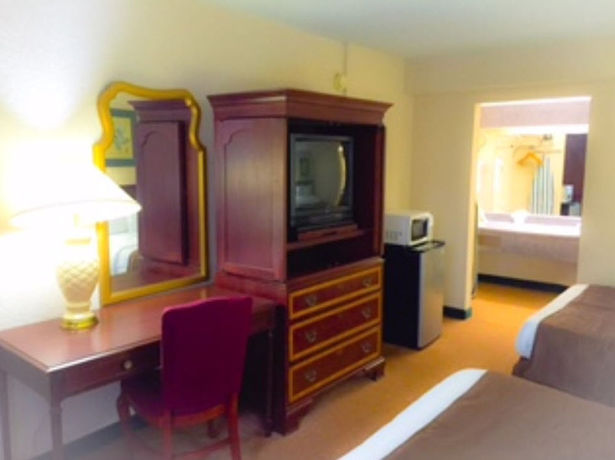 Imagen de la habitación del Hotel The Lodge and Banquets. Foto 3