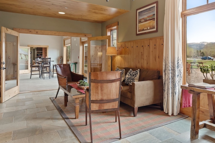 Imagen de los interiores del Hotel The Lodge at Bronze Buffalo Ranch. Foto 19