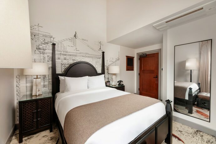 Imagen de la habitación del Hotel The Lodge at St Edward State park. Foto 13