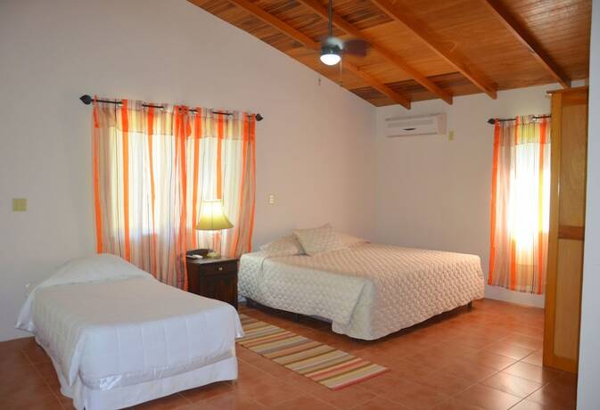Imagen de la habitación del Hotel The Log Cab Inn Resort. Foto 17