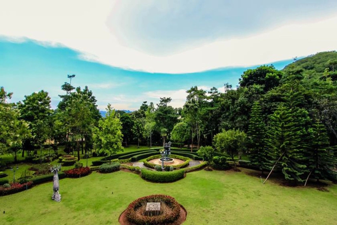 Imagen de los exteriores del Hotel The Log Home Experience Khao Yai. Foto 5