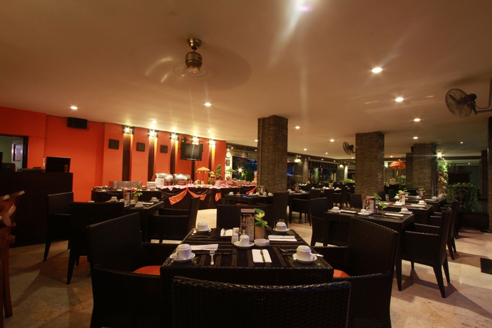 Imagen del bar/restaurante del Hotel The Lokha Legian Resort and Spa. Foto 4