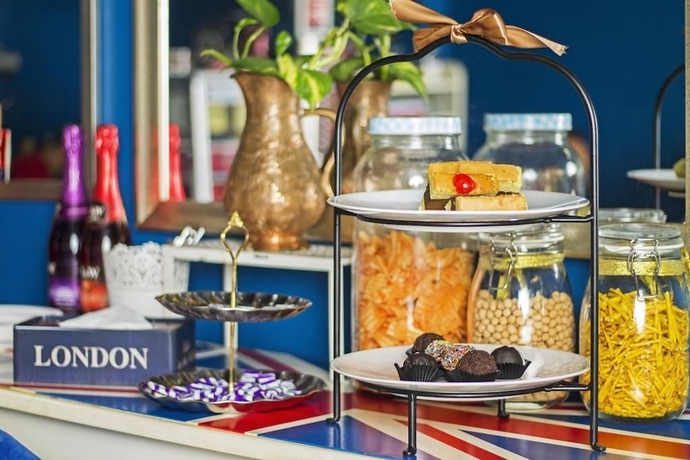 Imagen del bar/restaurante del Hotel The London Living at Kebagusan City. Foto 2