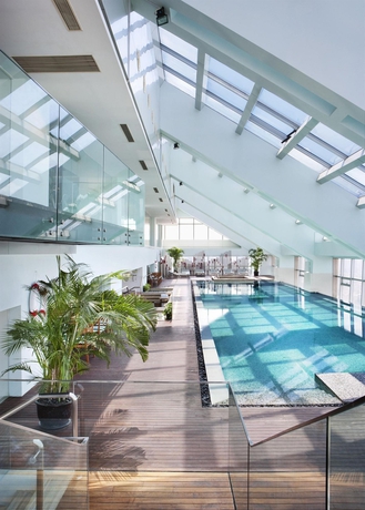 Imagen de la piscina del Hotel The Longemont Shanghai. Foto 13