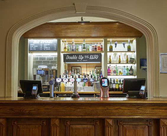 Imagen del bar/restaurante del Hotel The Longshoot By Greene King Inns. Foto 3