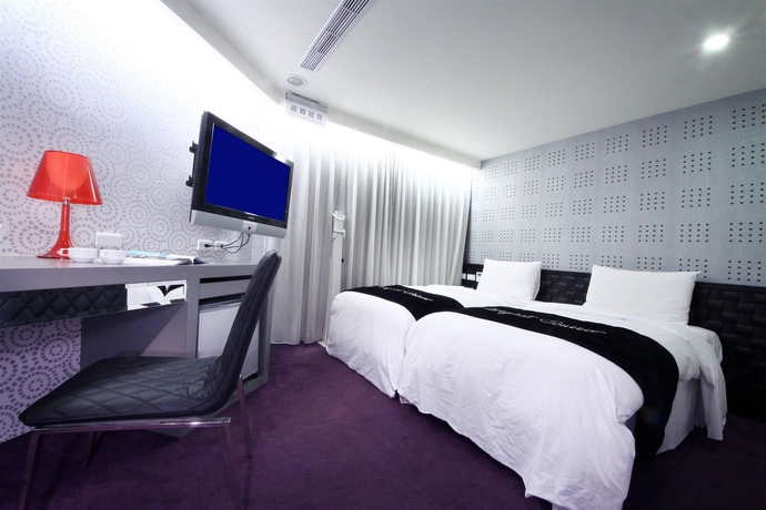 Imagen de la habitación del Hotel The Longstay. Foto 2