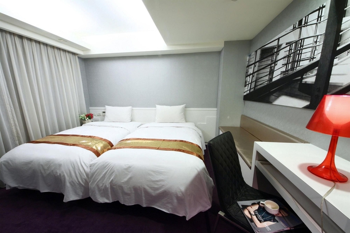 Imagen de la habitación del Hotel The Longstay. Foto 10