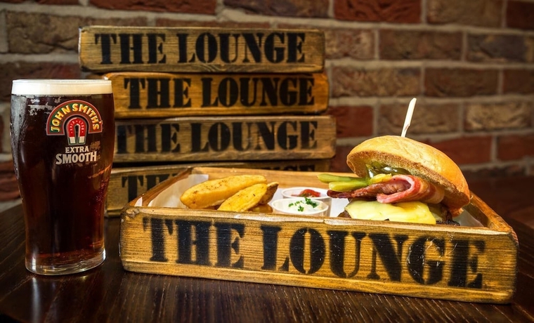 Imagen del bar/restaurante del Hotel The Lounge and Bar. Foto 7
