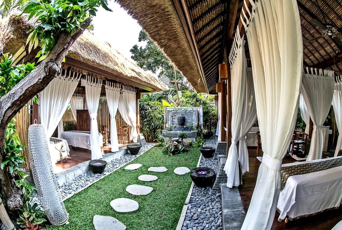 Imagen de la piscina del Hotel The Lovina. Foto 15