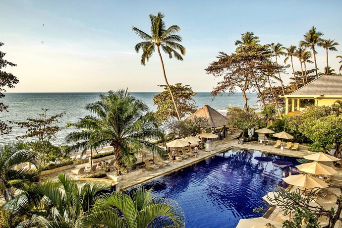 Imagen de la piscina del Hotel The Lovina. Foto 16