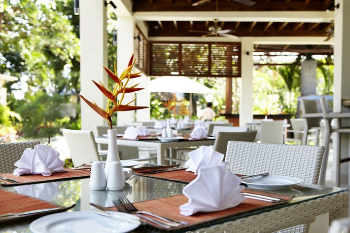 Imagen del bar/restaurante del Hotel The Lovina. Foto 2