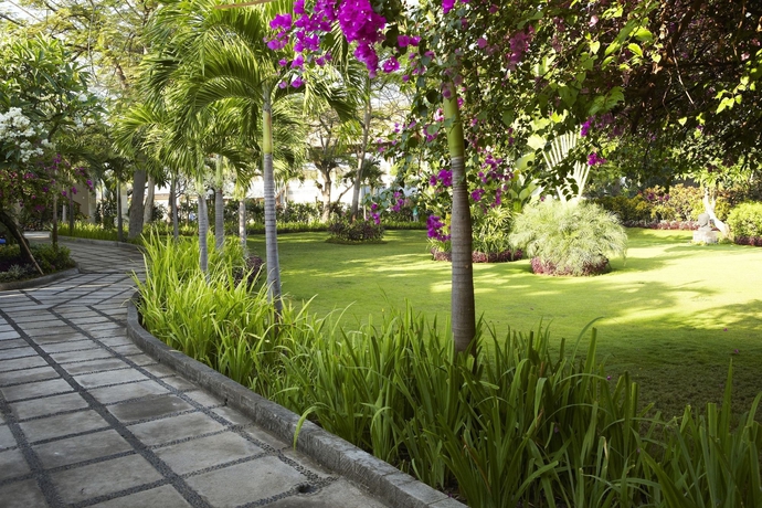 Imagen de los exteriores del Hotel The Lovina. Foto 9