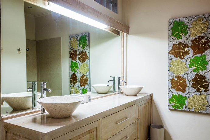 Imagen de la habitación del Hotel The Lovina. Foto 4