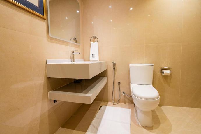 Imagen de la habitación del Hotel The Luxe Plaza. Foto 3