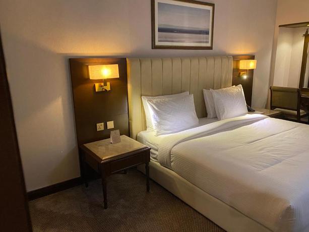 Imagen de la habitación del Hotel The Luxe Plaza. Foto 5