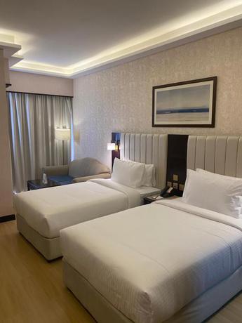 Imagen de la habitación del Hotel The Luxe Plaza. Foto 6