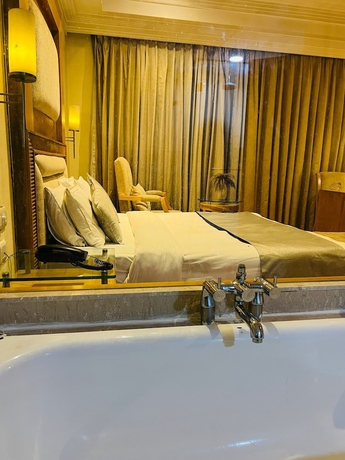Imagen de la habitación del Hotel The Luxotic Suites. Foto 2