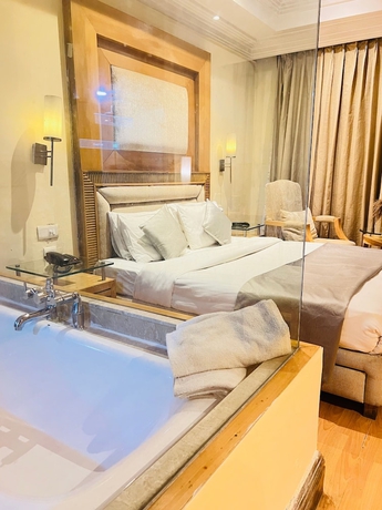 Imagen de la habitación del Hotel The Luxotic Suites. Foto 4