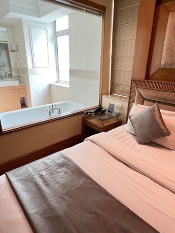 Imagen de la habitación del Hotel The Luxotic Suites. Foto 7