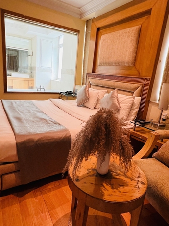 Imagen de la habitación del Hotel The Luxotic Suites. Foto 8