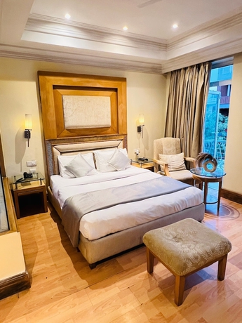 Imagen de la habitación del Hotel The Luxotic Suites. Foto 9