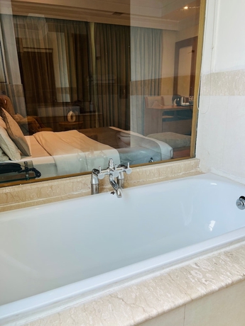 Imagen de la habitación del Hotel The Luxotic Suites. Foto 11