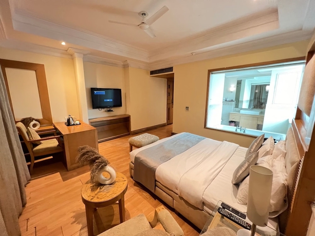 Imagen de la habitación del Hotel The Luxotic Suites. Foto 12