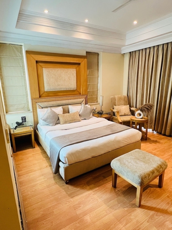 Imagen de la habitación del Hotel The Luxotic Suites. Foto 15
