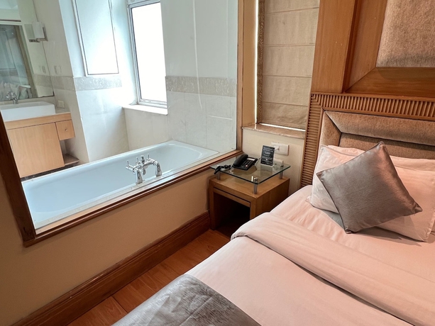 Imagen de la habitación del Hotel The Luxotic Suites. Foto 16