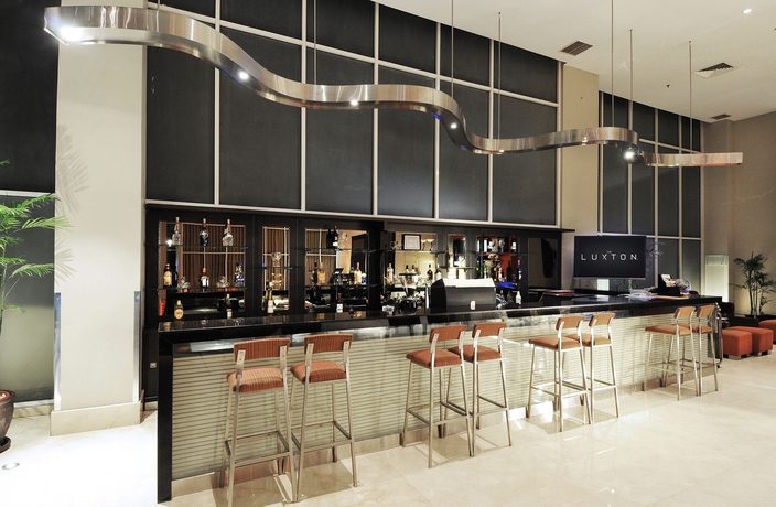 Imagen del bar/restaurante del Hotel The Luxton Bandung. Foto 5