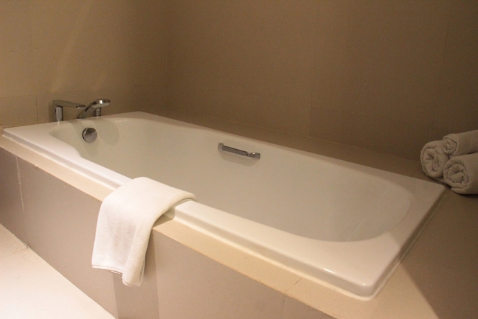 Imagen de la habitación del Hotel The Luxton Cirebon and Convention. Foto 2