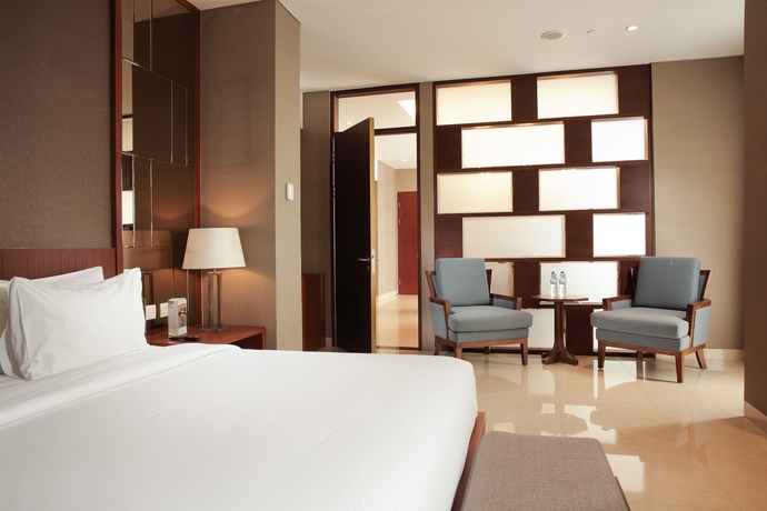 Imagen de la habitación del Hotel The Luxton Cirebon and Convention. Foto 3